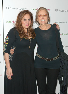 Illustration for article titled Helen Hunt Finds Birth Mother, Pretty Dress At Film Premiere